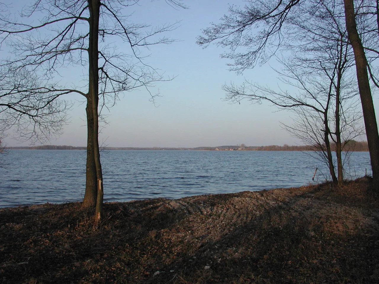 Panorama jeziora Selment Wielki widziana z brzegu